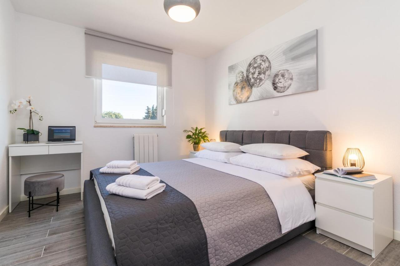 New Apartment Near Sea With 3 Bedrooms And 2 Bathrooms プーラ エクステリア 写真