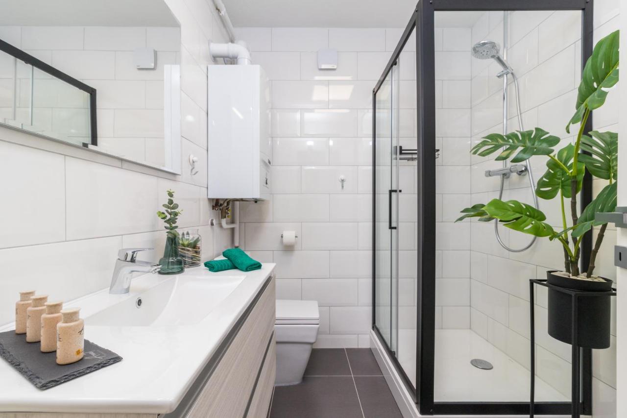 New Apartment Near Sea With 3 Bedrooms And 2 Bathrooms プーラ エクステリア 写真