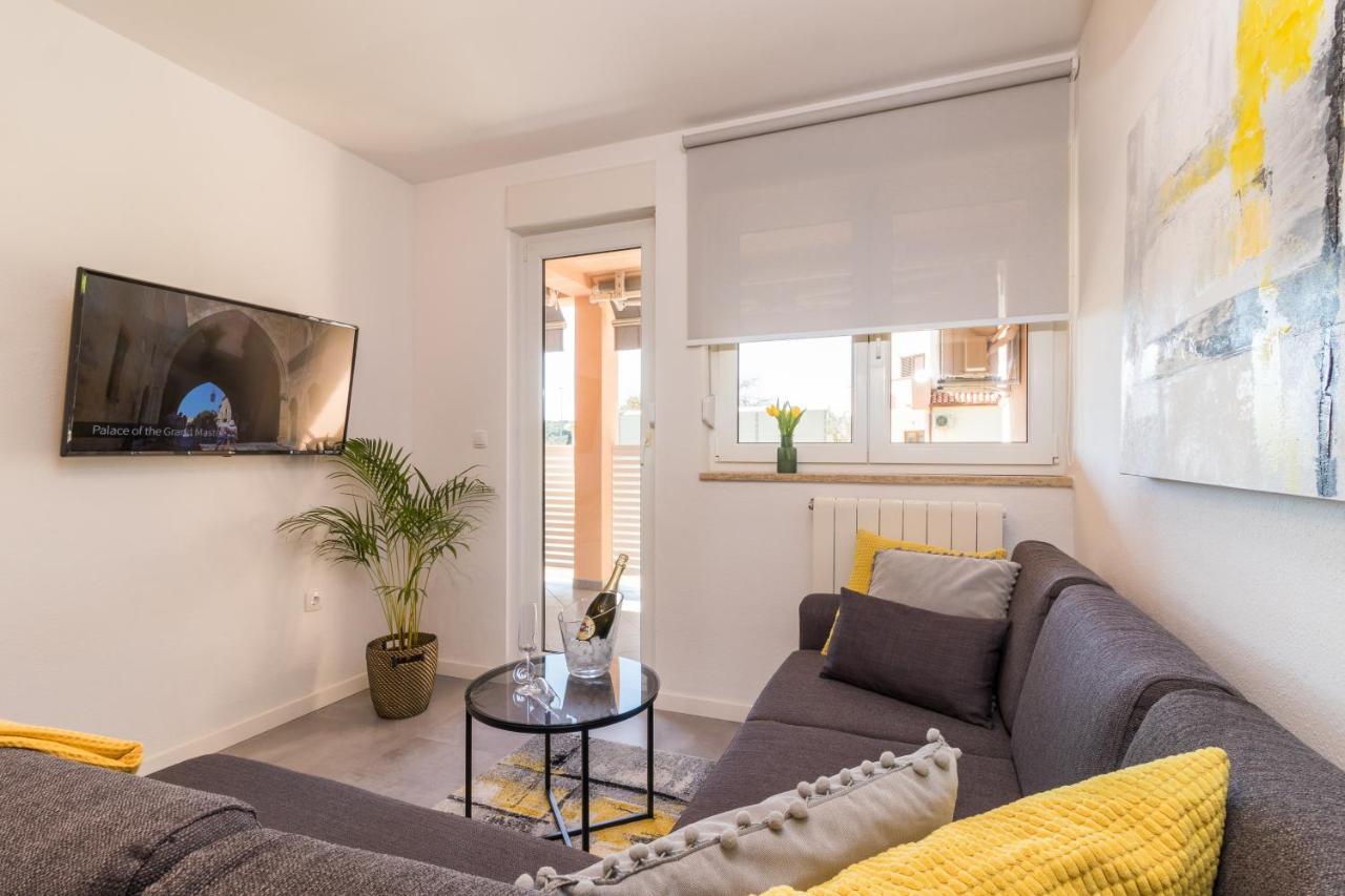 New Apartment Near Sea With 3 Bedrooms And 2 Bathrooms プーラ エクステリア 写真