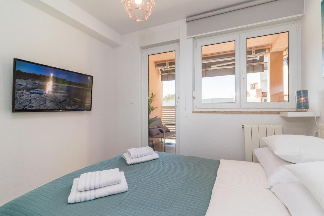 New Apartment Near Sea With 3 Bedrooms And 2 Bathrooms プーラ エクステリア 写真